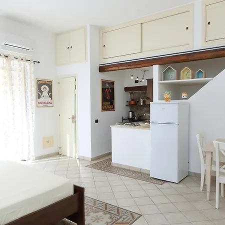 Coastal Seaview & Balcony Street View Apartment