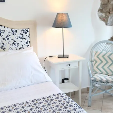 Coastal Seaview & Balcony Street View Apartment