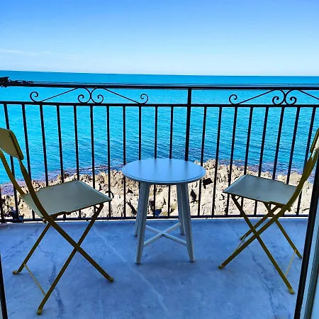 Coastal Seaview & Balcony Street View Apartment