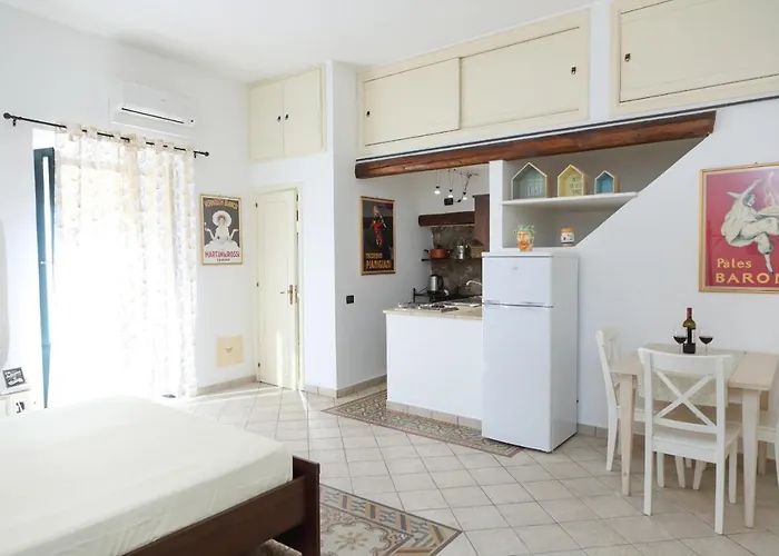 Coastal Seaview & Balcony Street View Apartment