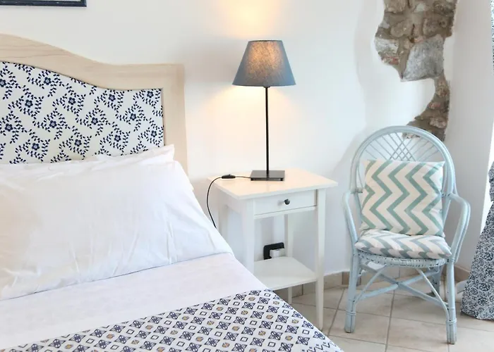 Coastal Seaview & Balcony Street View Apartment