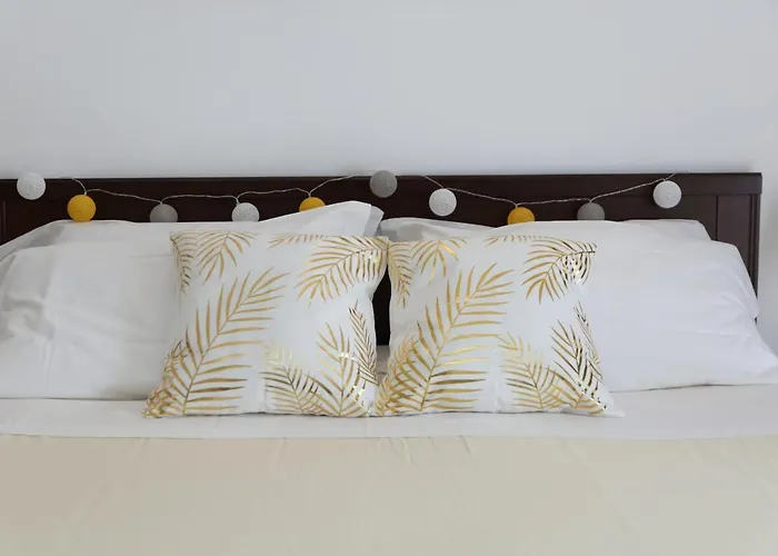 Coastal Seaview & Balcony Street View Apartment Cefalu