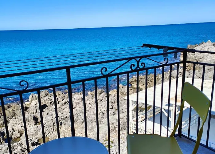 Apartment Coastal Seaview & Balcony Street View *