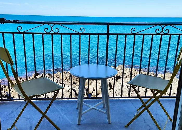 Coastal Seaview & Balcony Street View Lejlighed